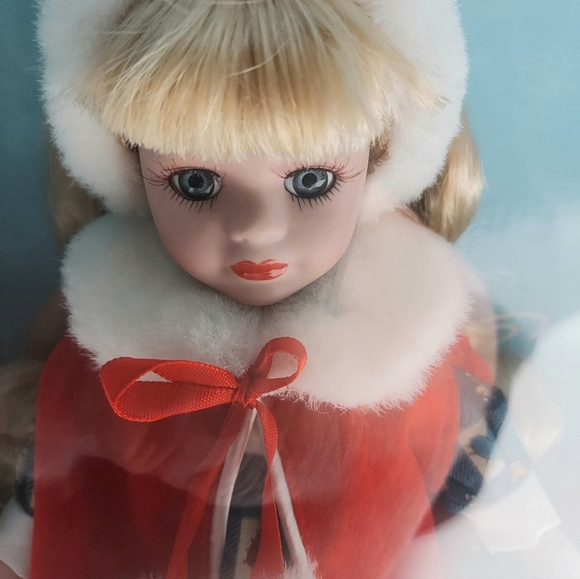 2001 Victorian Rose Collection Brass Key #13501 Poseable Porcelain Doll W/ Stand - Picture 2 of 11